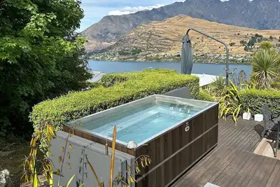 Image de Luxury Lake View Retreat with Hot Tub