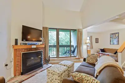 Image de Pinnacle B18 Very spacious condo with oversized living area, with shuttle to the slopes everyday of the week. The outdoor pool, hot tub, and, tennis courts are open during summer only.
