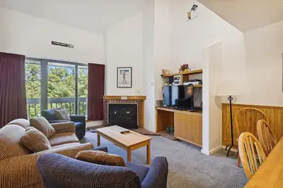 Image de Pinnacle E25, beautiful 3 bedroom, 2 bath with shuttle to the slopes everyday of the week. The outdoor pool, hot tub, and, tennis courts are open during summer only.
