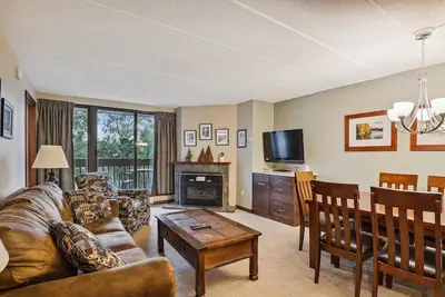 Image de Pinnacle F01 Fully remodeled unit. The property also offers shuttle to the slopes everyday of the week.