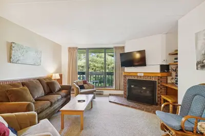 Image de Pinnacle E22 Close to skiing and riding, with shuttle to the slopes everyday of the week. The outdoor pool, hot tub, and, tennis courts are open during summer only.