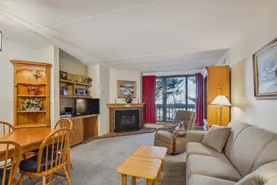 Image de Pinnacle E11 Lovely 2 bedroom, 2 bath with shuttle to the slopes everyday of the week. (please note this unit has No Air Conditioning) Summer Outdoor pool.