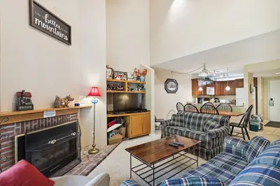 Image de Pinnacle D23 Close to skiing and riding, with shuttle to the slopes everyday of the week. The outdoor pool, hot tub, and, tennis courts are open during summer only.