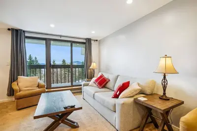 Image de Pinnacle A13 Mountain views cozy and inviting with shuttle to the slopes everyday of the week. The outdoor pool, hot tub, and, tennis courts are open during summer only.