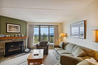 Image de New kitchen with stainless appliances & granite. Daily winter shuttle. Summer pool, hot tub, and tennis courts. Close to Golf and hiking