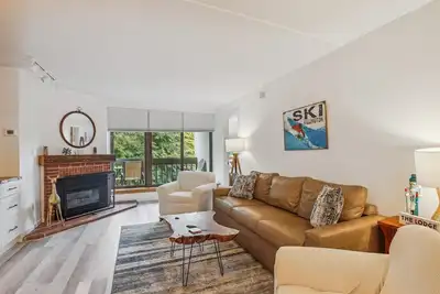 Image de Pinnacle D16 is a beautifully decorated, newly renovated two-bedroom, two-bathroom unit offering shuttle to the slopes everyday of the week. The outdoor pool, hot tub, and, tennis courts are open during summer only.