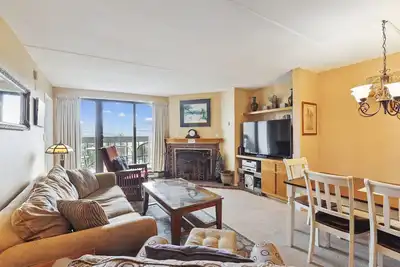 Image de Pinnacle A15 Remodeled kitchen and bath with shuttle to the slopes everyday of the week. The outdoor pool, hot tub, and, tennis courts are open during summer only.