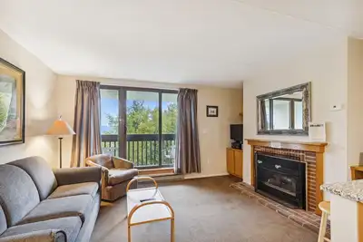 Image de Pinnacle F14, cozy 1 bedroom, 1 bath with shuttle to the slopes everyday of the week. The outdoor pool, hot tub, and, tennis courts are open during summer only.