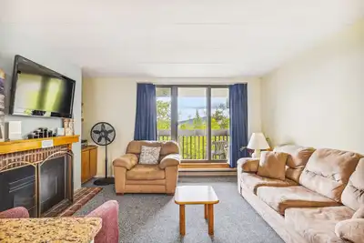 Image de Pinnacle F11, cozy 1 bedroom, 1 bath offering shuttle to the slopes everyday of the week. The outdoor pool, hot tub, and, tennis courts are open during summer only.