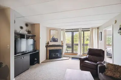 Image de Pinnacle F08 Cozy, charming and renovated offering shuttle to the slopes everyday of the week. Pinnacle F08 The outdoor pool, hot tub, and, tennis courts are open during summer only.