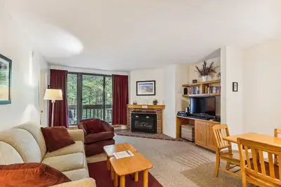 Image de Pinnacle D09 Fully equipped Pinnacle 2 bed, 2 bath with shuttle to the slopes everyday of the week. The outdoor pool, hot tub, and, tennis courts are open during summer only.