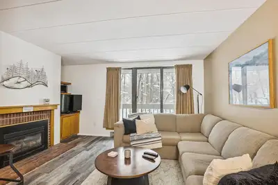 Image de Pinnacle D05 is Newly renovated with wood like flooring offering shuttle to the slopes everyday of the week. The outdoor pool, hot tub, and, tennis courts are open during summer only.