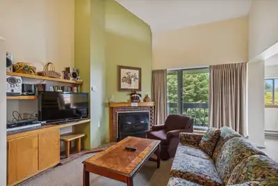 Image de Pinnacle B24 is a wonderful oversized three bedroom condo close to the base of Killington with shuttle to the slopes everyday of the week. The outdoor pool, hot tub, and, tennis courts are open during summer only.