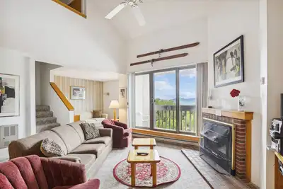 Image de Pinnacle C25, beautiful 3 bedroom, 2 bath with shuttle to the slopes everyday of the week. The outdoor pool, hot tub, and, tennis courts are open during summer only.