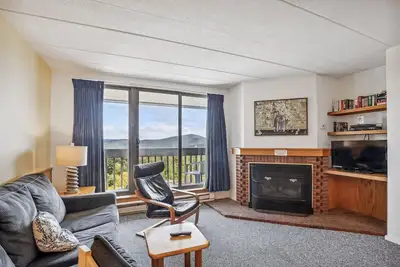 Image de Pinnacle C24, beautiful 3 bedroom, 2 bath with shuttle to the slopes everyday of the week. The outdoor pool, hot tub, and, tennis courts are open during summer only.