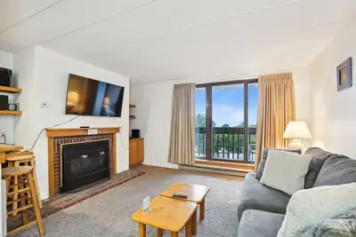 Image de Pinnacle C05. Cozy 1 bedroom, 1 bath with shuttle to the slopes everyday of the week. The outdoor pool, hot tub, and, tennis courts are open during summer only.