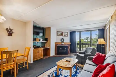 Image de Pinnacle C09 Lovely 2 bedroom, 2 bath with shuttle to the slopes everyday of the week. The outdoor pool, hot tub, and, tennis courts are open during summer only.