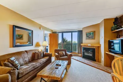 Image de Pinnacle C10. Lovely 2 bedroom, 2 bath with shuttle to the slopes everyday of the week. The outdoor pool, hot tub, and, tennis courts are open during summer only.