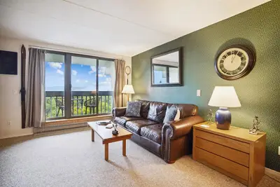 Image de Pinnacle C12 Adorable renovated Pinnacle condo with shuttle to the slopes everyday of the week. The outdoor pool, hot tub, and, tennis courts are open during summer only.