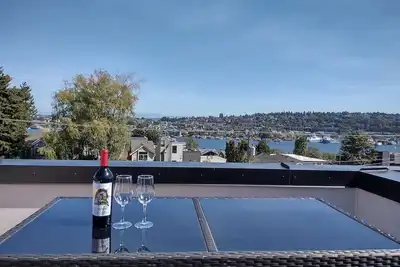 Image de Stunning Queen Anne 4b3b w/ Lake Views & Rooftop