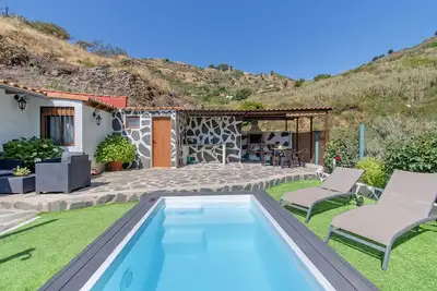 Image de Chalet \"Casa Abuela Fela\" avec vue sur les montagnes, piscine privée et Wi-Fi.