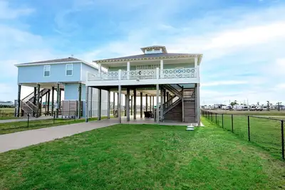 Image de The Beach House - short walk to beach, fenced yard!