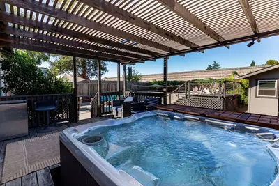 Image de Bright 3 Bedroom Retreat with Outdoor Oasis & Spa