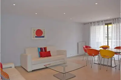2-bedroom spacious apartment close to Croisette