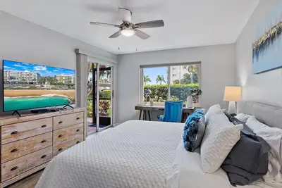 Image de Updated, Ground Floor Condo Steps to the Beach