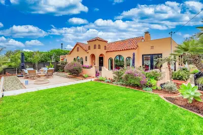 Image de Historic Spanish Home - Walk to the Beach, Restaurants and Shopping!