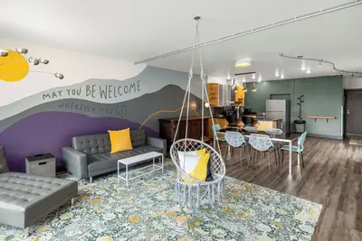 Image de Downtown Mountain-View Executive King Suite. Kitchen, Hot Tub & Free Breakfast!