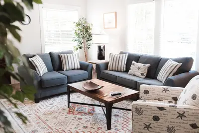 Image de Prime Location, 10 Guests, Front Porch, Back Yard, Modern Appliances/TVs