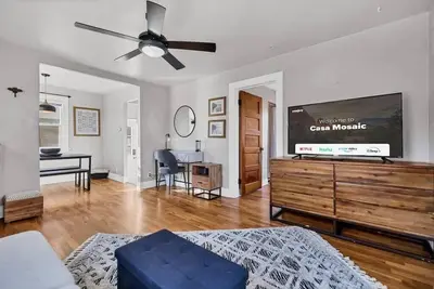 Image de Casa Mosaic! Downtown w Bbq & Workspace!