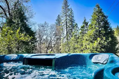 Image de Bass Lake minutes away/Bigfoot Cabin/Hot Tub/Games/Sleeps 16