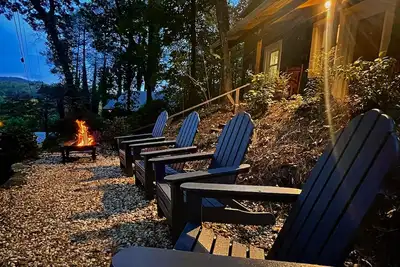 Image de Outside Hot Tub. Low Cleaning Fee. Walk to Town. Wi-Fi, Fire Pit, Free Parking.