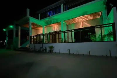 Image de Zeeo - Guest house Beach front property
