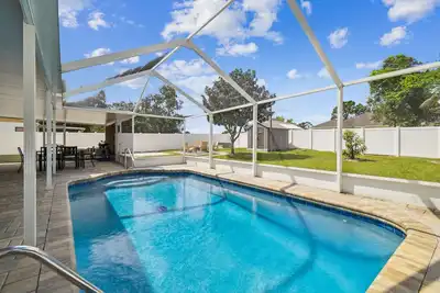 Image de Private Salt Water Pool, expansive patio + outdoor kitchen