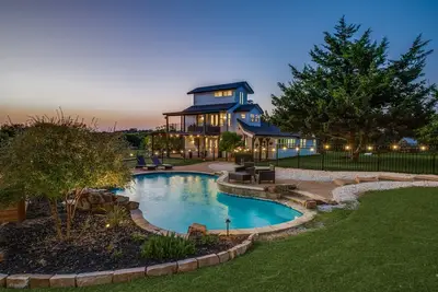 Image de Charming 5 bed\/3 ba Farmhouse +1bd\/1ba game room + pool\/hot tub w\/opt event barn