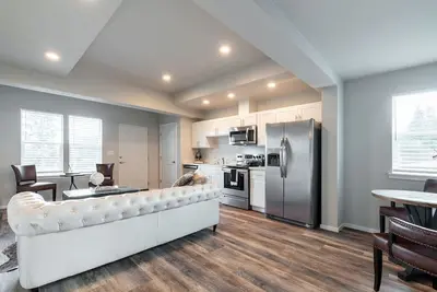 Image de Modern 1br Condo with Bay Views | Walk to Tacoma Dome + Ac | Parking Included