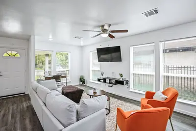 Image de *New Home* Backyard Oasis | Minutes from Dt & Nrg