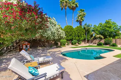 Image de Beautiful single-level home with enclosed yard, pool, patio & WiFi