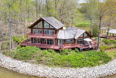 Image de The Inner Banks - Lakefront chalet with 180-degree lake views, dock & beach