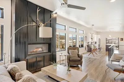Image de Open & attractive home with WiFi, W/D, fireplace, & large, private hot tub