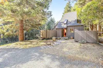 Image de Tranquil, dog-friendly home w/ valley views and wood stove - close to trails