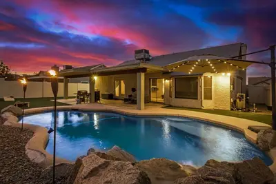 Image de Fully-furnished home with private saltwater pool & patio-Bbq