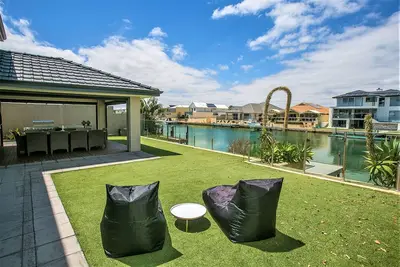 Image de Chillax House -Luxury Canal Holiday House, Jetty, Bbq, Family Friendly-Sleeps 14