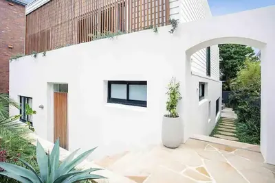 Image de Gorgeous new designer beach home walking distance to beaches and cafes