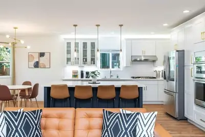 Image de 6b/4ba Sfh in Leschi w/backyard 8 Beds Sleeps 16