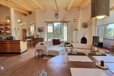 Image de Rustic Setting, Modern Mountain Luxury