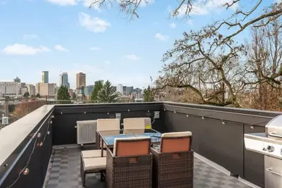 Cozy Brand New 2b2b Space Needle View Pet Friendly